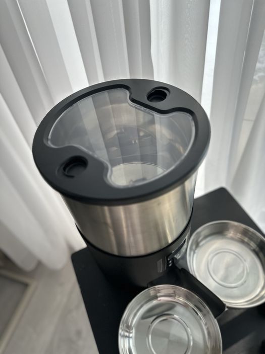 Dispozitiv automat pentru hranirea animalelor de companie