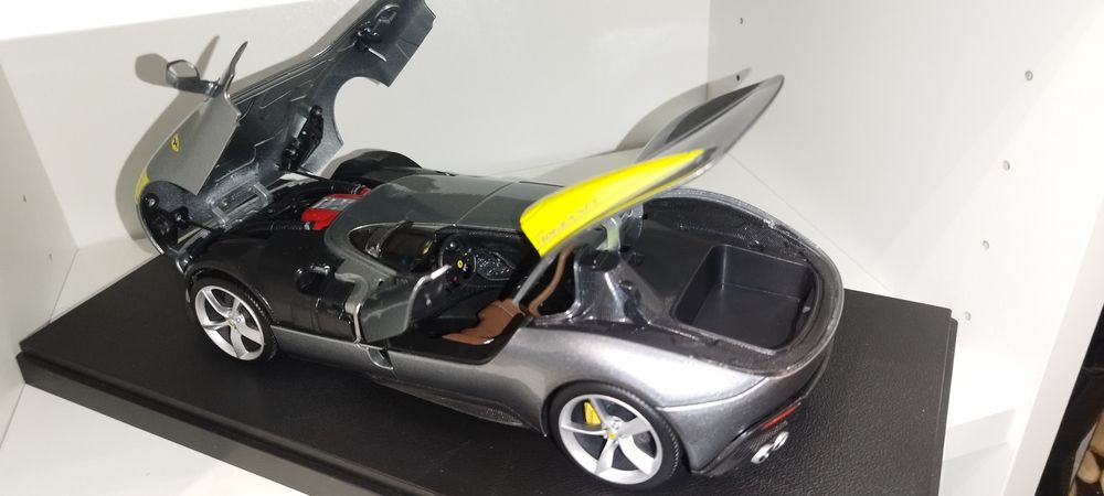 Bburago 1:18 Ferrari Monza SP1 + Дисплей кейс