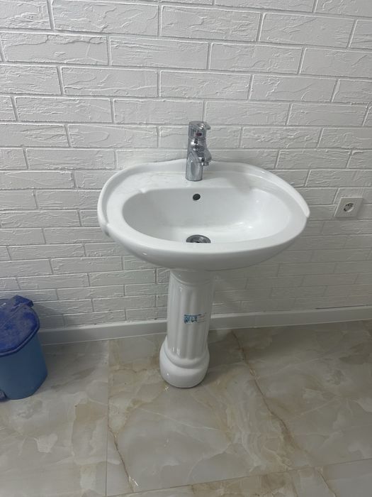 Раковина с пьедесталом и краном