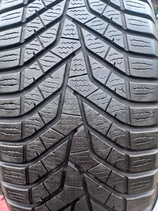 Anvelope De Iarna 215/60 R16 Yokohama Bluearth Winter V905 99h