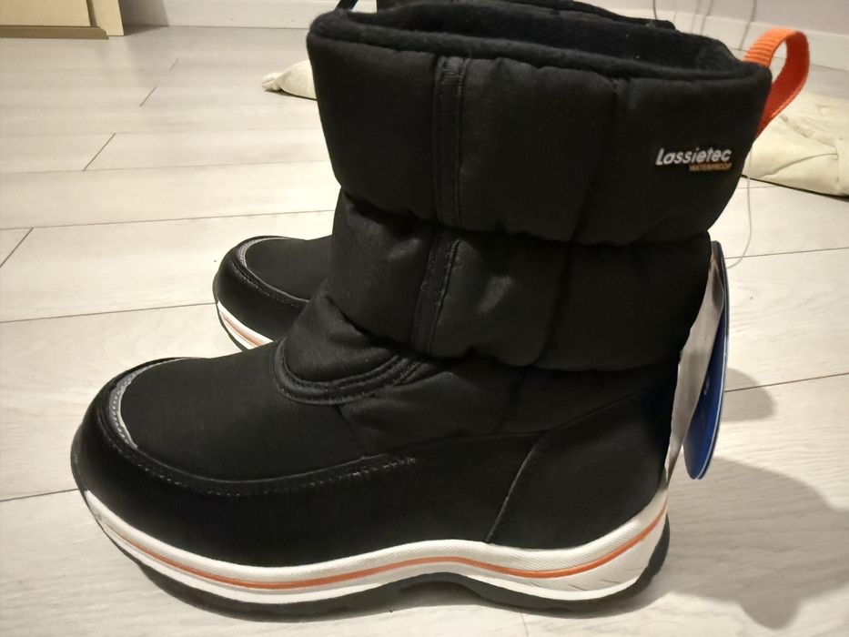 Продам новые ботинки Lassie