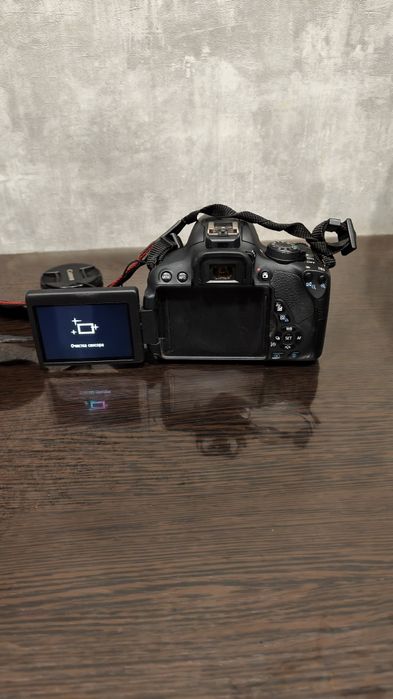 Продам камеру Canon EOS700D