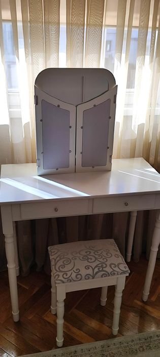 Oglinda pentru măsuță de toaletă