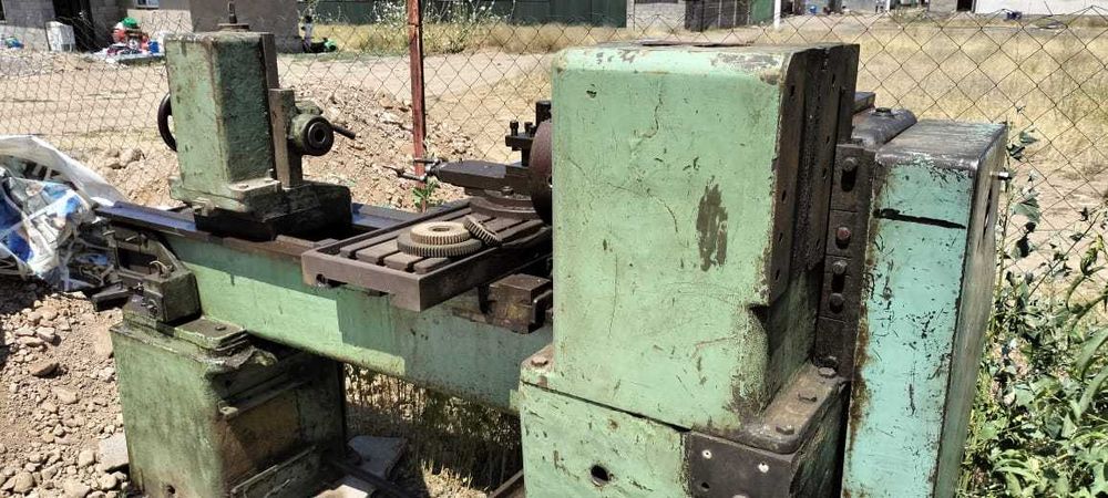 Станок токарный продаеться