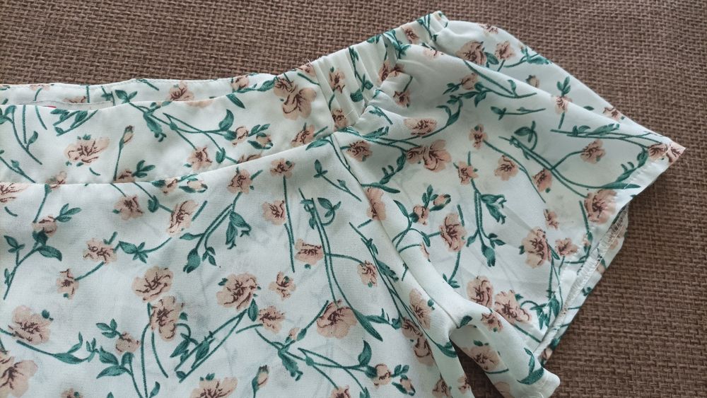 Ефирна къса лятна риза, бяла на цветя