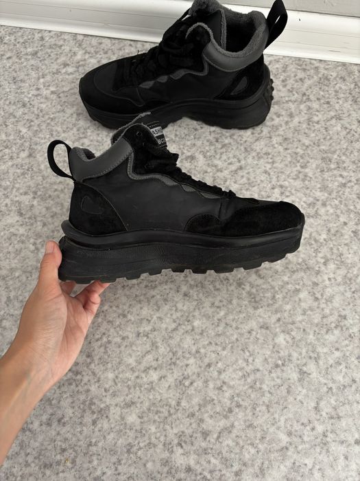 Продам осенние кроссовки