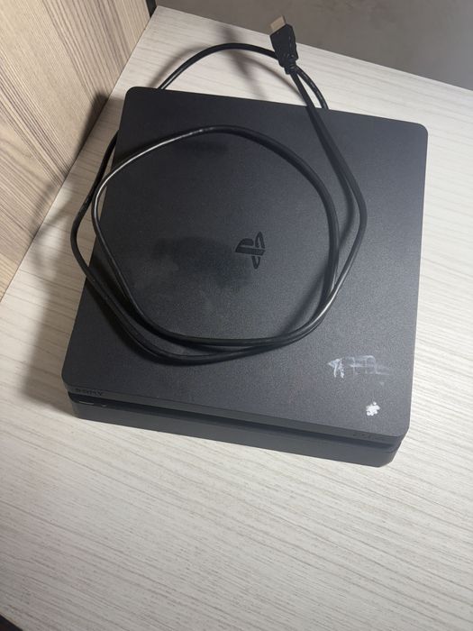ps 4 slim cu 2 manete si fifa 21 plus alte jocuri instalate