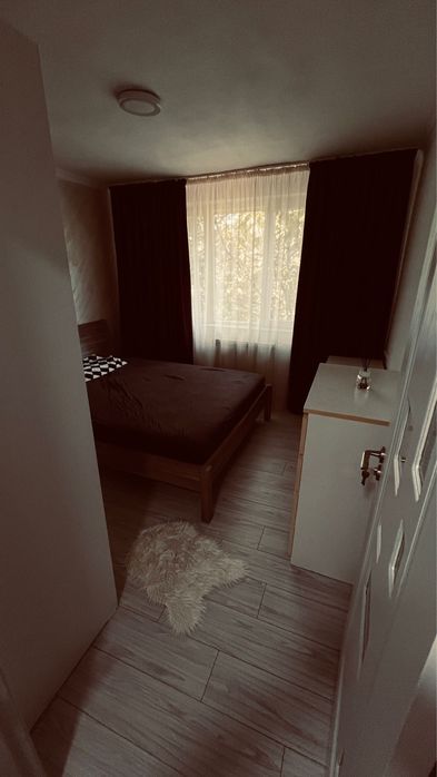 Apartament 3 camere, etaj 3, situat intre generala 6 si stomatologie, se vinde mobilat si utilat asa cum se vede in poze