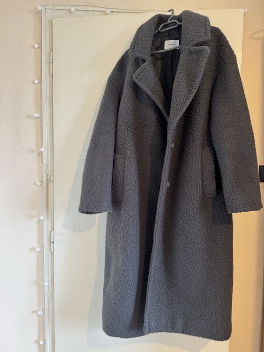 Дълго сиво палто