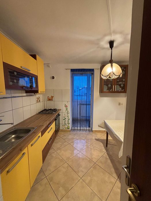 INCHIRIERE Apartament spațios cu 3 camere în zonă centrală