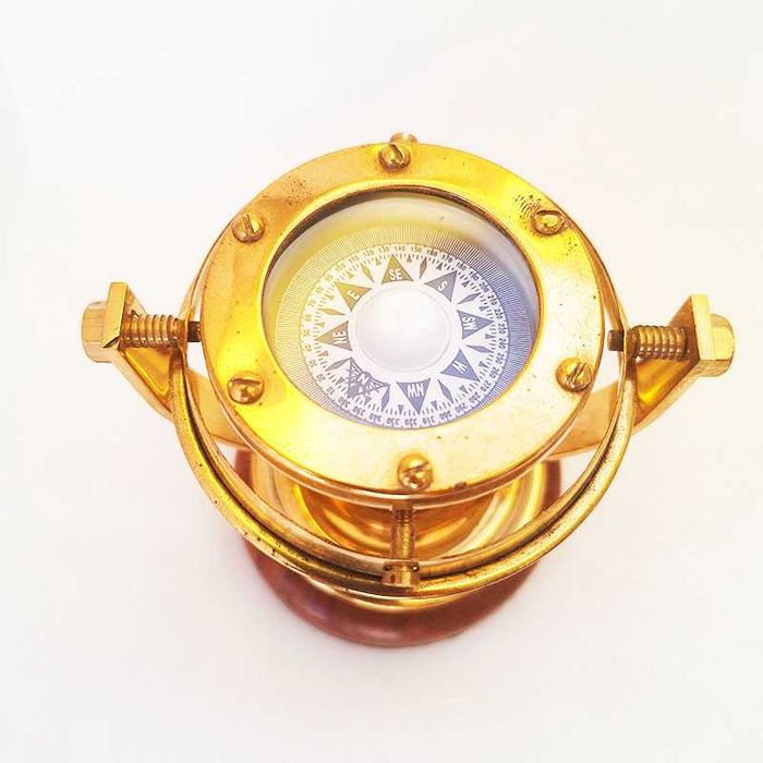Бронзов морски компас със дървена основа