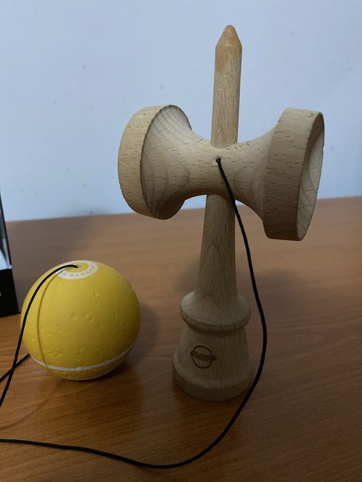Kendama Sweets tracker pe galben