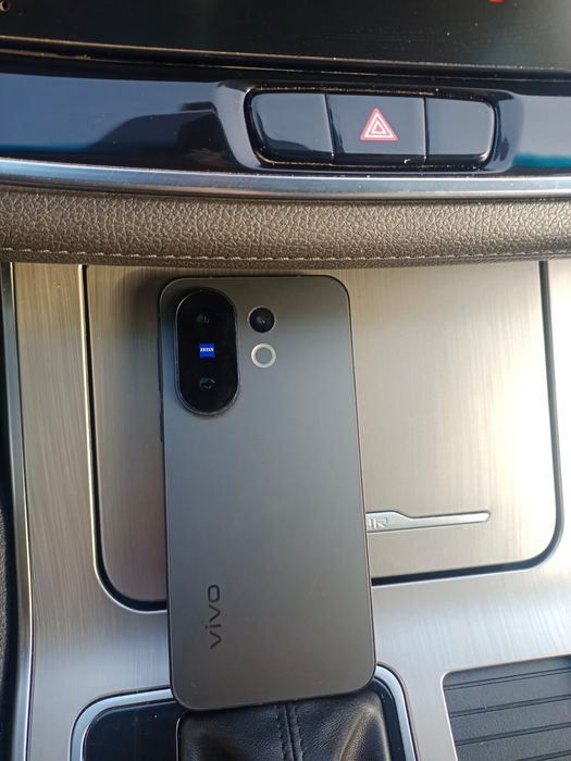 Продается почти новый vivo x 200 fe(12/512)