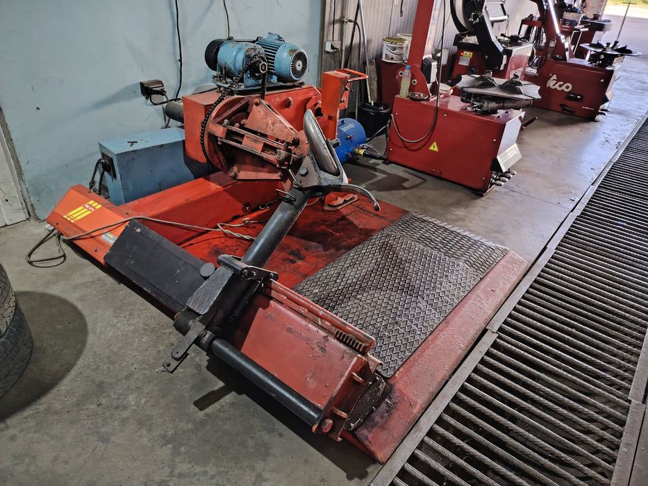 Машина за монтаж и демонтаж на тежкотоварни гуми до 56"