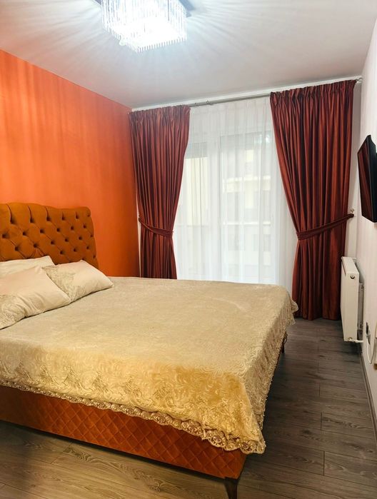 Închiriez apartament DE LUX cu 3 dormitoare+living și bucătărie, 2 bai, balcon, parcare, mobilat , utilat
