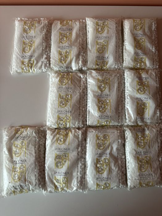 Продавам чешки стъклени мъниста Jablonex . Подходящи за мартеници.