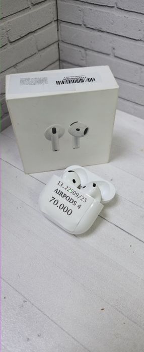 Airpods 4 в коробке