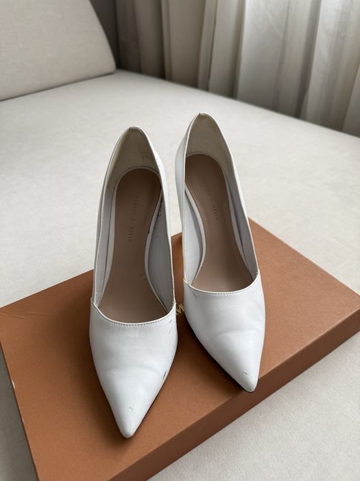 Белые туфли Charles & Keith