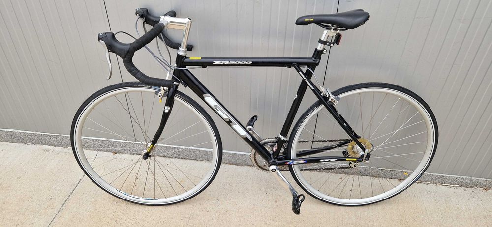 Шосеен велосипед GT колело 28"