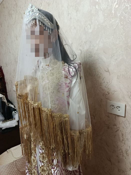 Kelinlar uchun ansambl koʻyleklar va fata diademalar