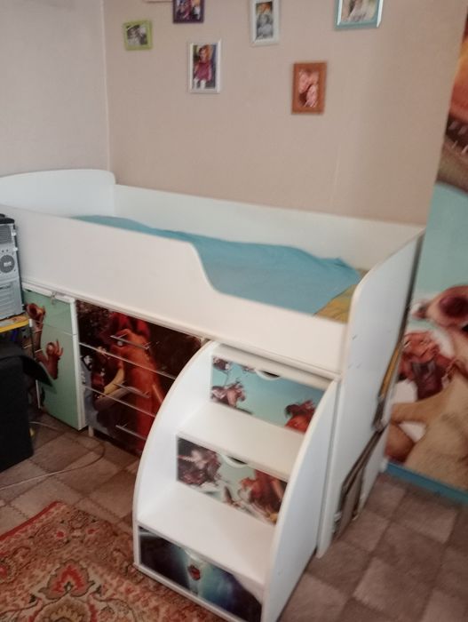 Продается детская мебель в комплекте шкаф для одежды, кровать, столик