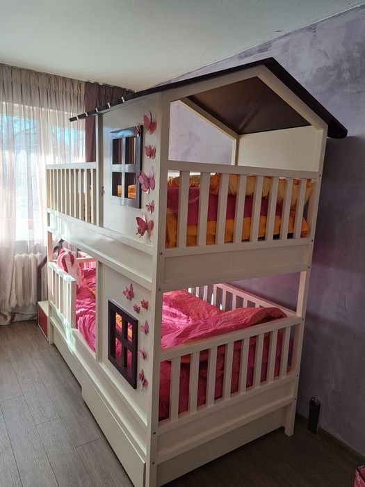 Поръчково двуетажно легло къщичка от масивно дърво