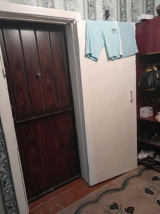 Ibn sino 40 domda 1 xonali kvartira srochni sotiladi