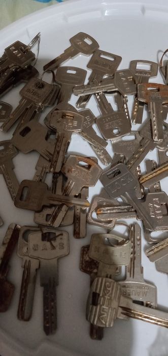 Ключи от дверных замков  б/у