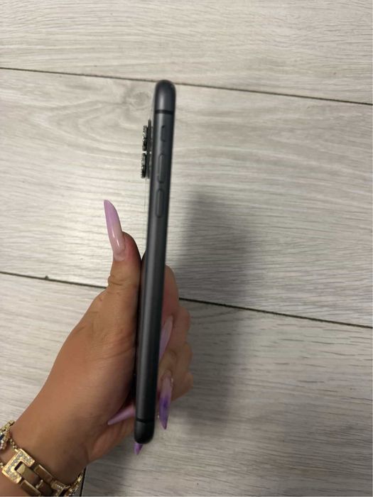 Vand Iphone 11 negru