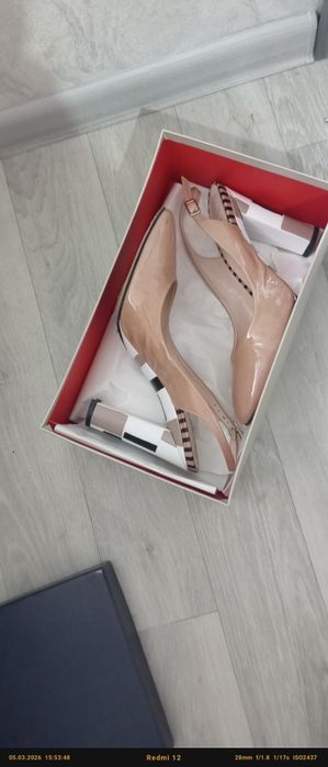 Продам туфли куплены в Москве.