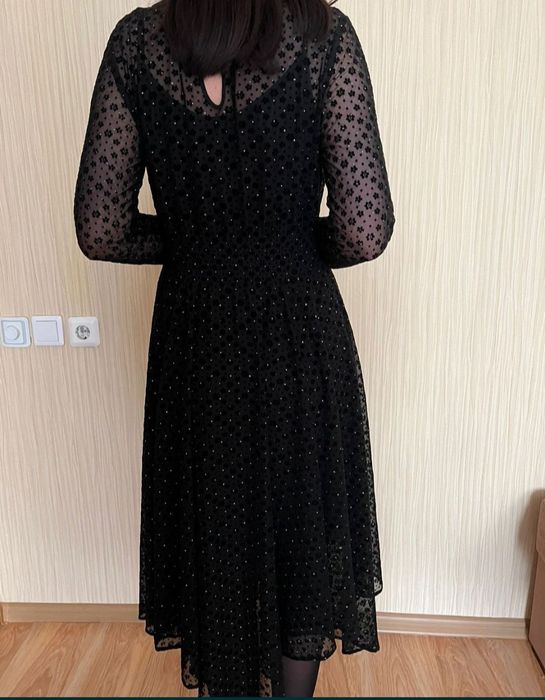 Черное гипюровое платье