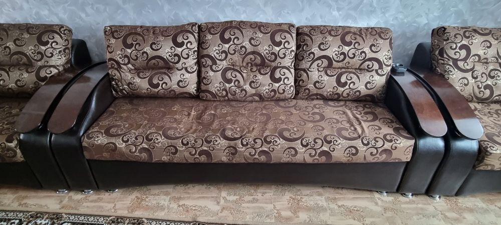 Диван с двумя креслами