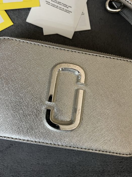Geanta Marc Jacobs Snapshot argintie originala cu bon achizitie