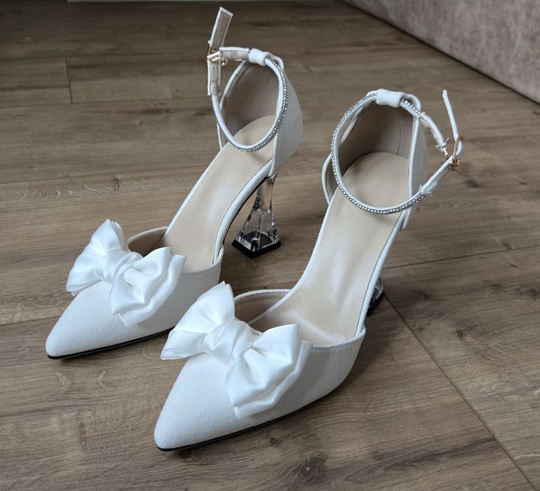 Бели обувки на ток