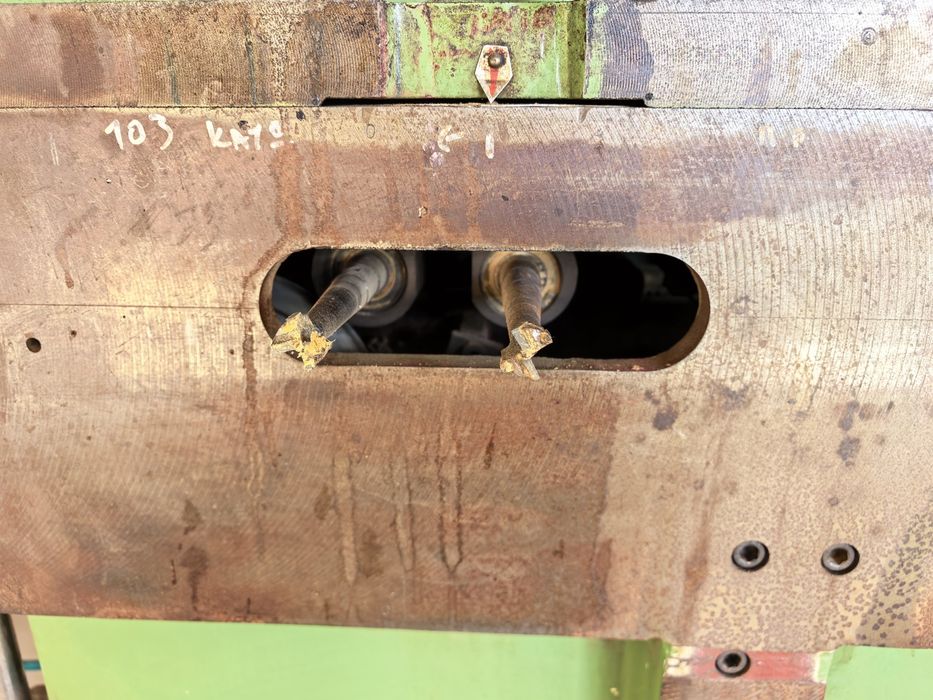 Верижна дълбачка за врати с пневматика.