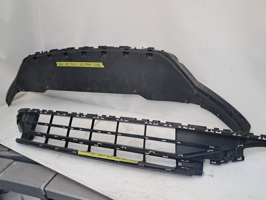 Решетка в броня  лайсна под двигател броня  Vw Passat B8