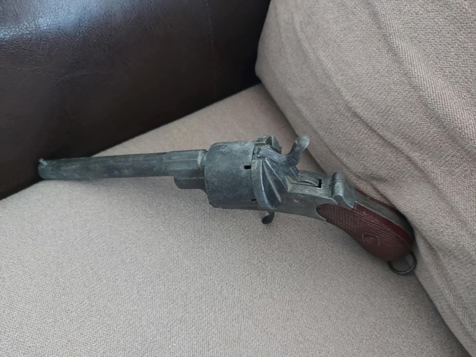 Vând un revolver vechi decorativ