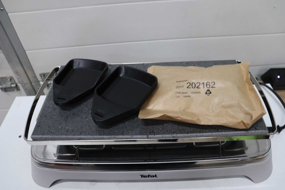 Tefal Raclette Grill Pierrade, 10 тигана, камък, 1350W, лек ДЕФЕКТ