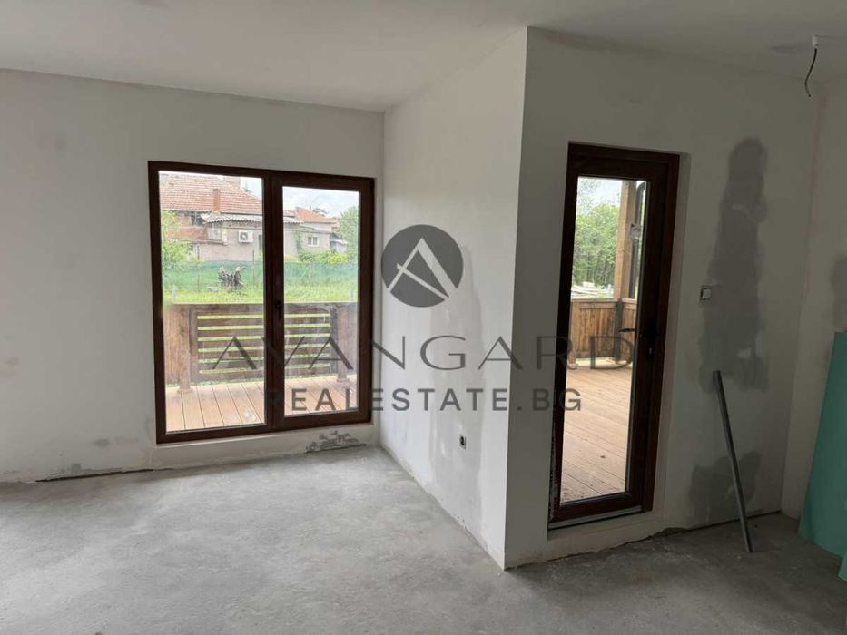 оф.23318 Самостоятелна къща с двор/ с.Цалапица