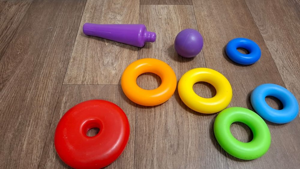 Детский боулинг (кегли) и пирамидка.