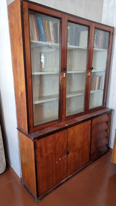 Шкаф книжный очень вместительный