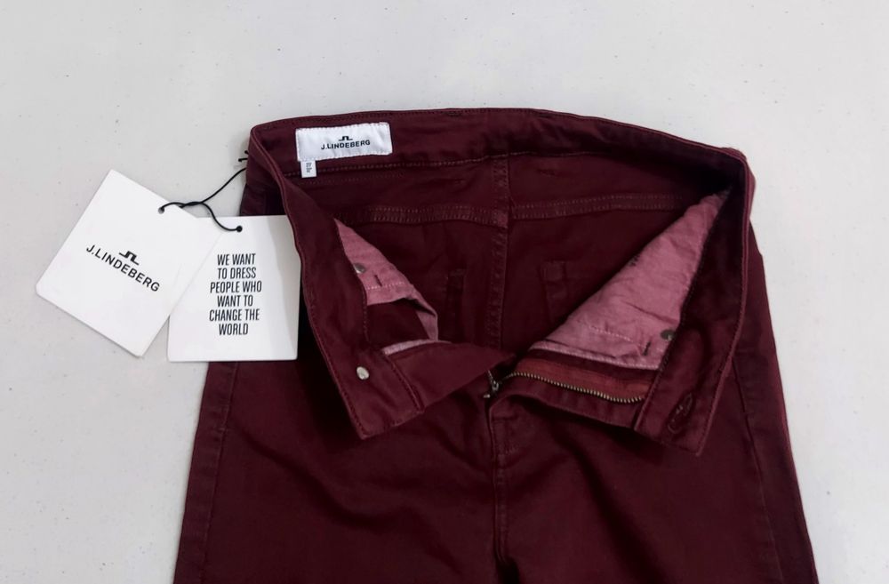 Pantaloni J Lindeberg model Study & Uma, jeans Regular Fit în culori albastru și burgundy, măsura 27 × 32 sau XS/S