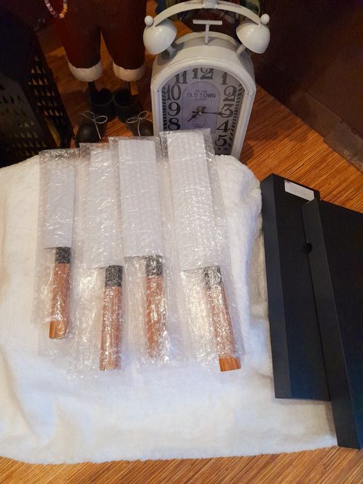 Страхотни, нови ножове Дамаска  стомана,  с дрьжка от маслиново дьрво