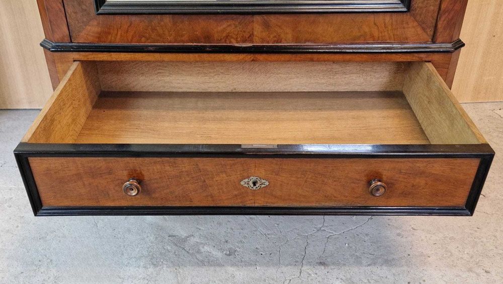 Викториански гардероб от орех с голяма огледална врата и орнамент