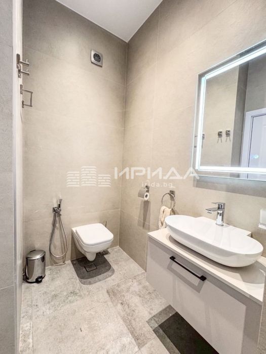 Ремонтиран тристаен апартамент до пл. Руски паметник