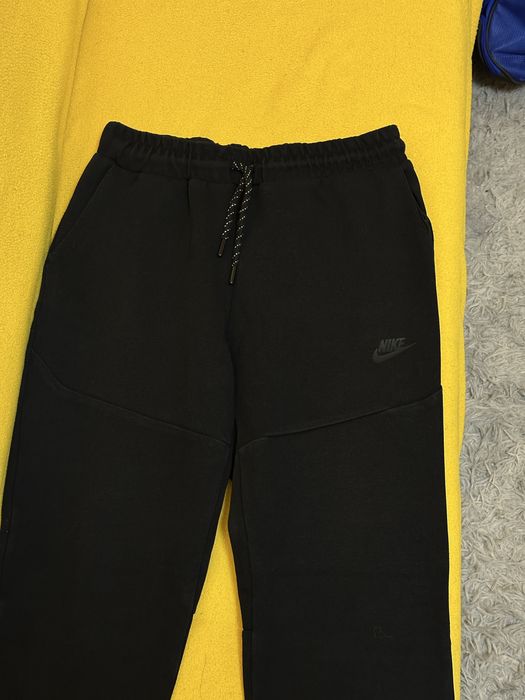 Pantaloni nike tech
