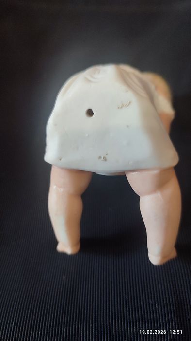 Статуэтки из бисквитного фарфора.