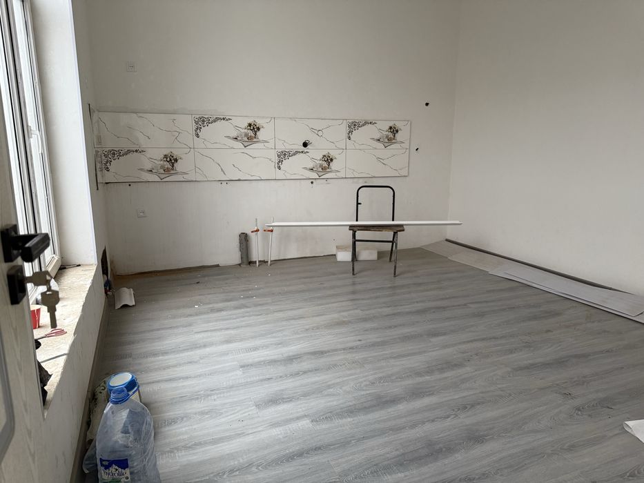 Uy sotiladi 1.5 sotik 2 etajli pishgan gishtdan qurilgan …