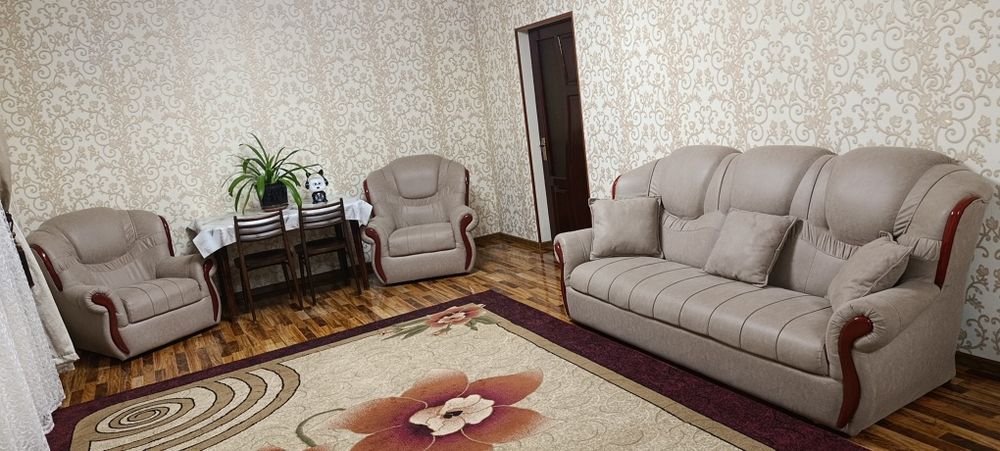 Диван и 2 кресла в отличном состоянии.