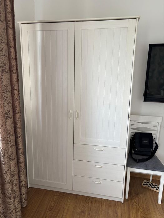 Белый шкаф для одежды
